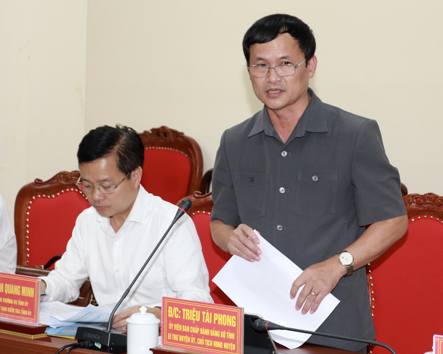 Bí thư Huyện ủy Quảng Bình Triệu Tài Phong báo cáo kết quả lãnh đạo 11 tháng
