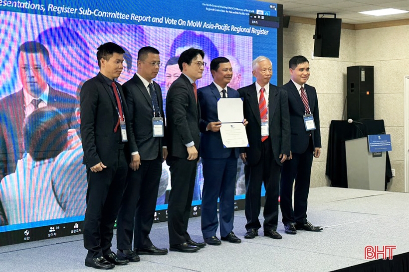 Đại diện Ủy ban Ký ức thế giới UNESCO khu vực châu Á - Thái Bình Dương trao giấy chứng nhận cho đoàn Hà Tĩnh