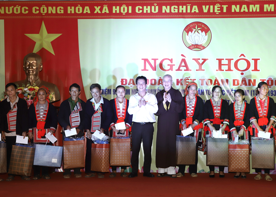 Bí thư Tỉnh ủy Đặng Quốc Khánh và đại diện Ban Trị sự GHPG tỉnh Thừa Thiên Huế cùng các đồng chí lãnh đạo tỉnh và huyện Bắc Quang tặng quà các hộ dân thôn Thanh Sơn.
