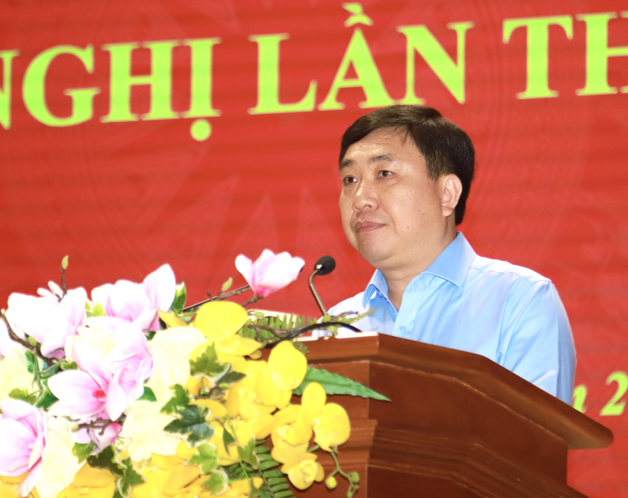 Phó Bí thư Tỉnh ủy Nguyễn Mạnh Dũng trình bày dự thảo nghị quyết Hội nghị lần thứ 11 BCH Đảng bộ tỉnh
