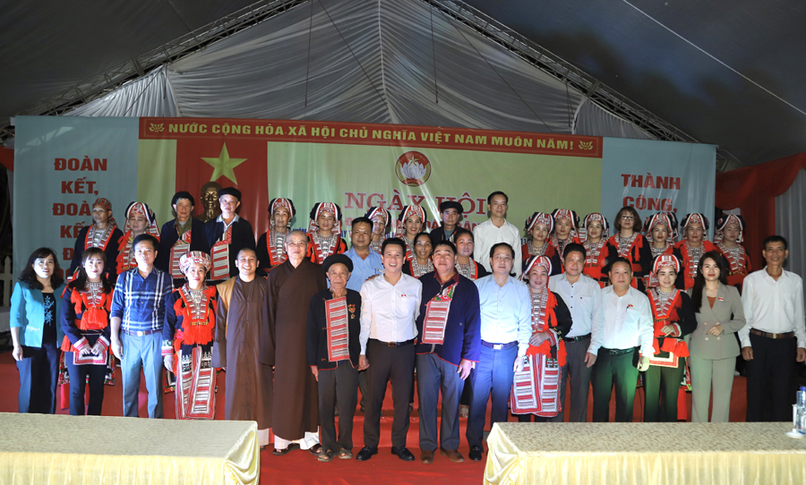 Bí thư Tỉnh ủy Đặng Quốc Khánh chụp ảnh lưu niêm với nhân dân các dân tộc thôn Thanh Sơn
