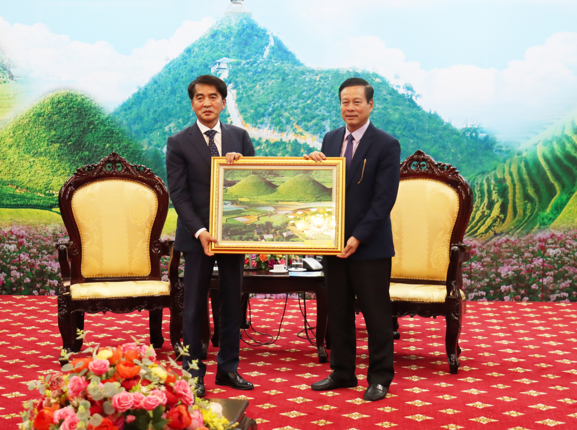 Chủ tịch UBND tỉnh Nguyễn Văn Sơn tặng bức tranh Núi đôi Quản Bạ cho ngài Jea Hyeong Choi, Quận trưởng quận Boeun.