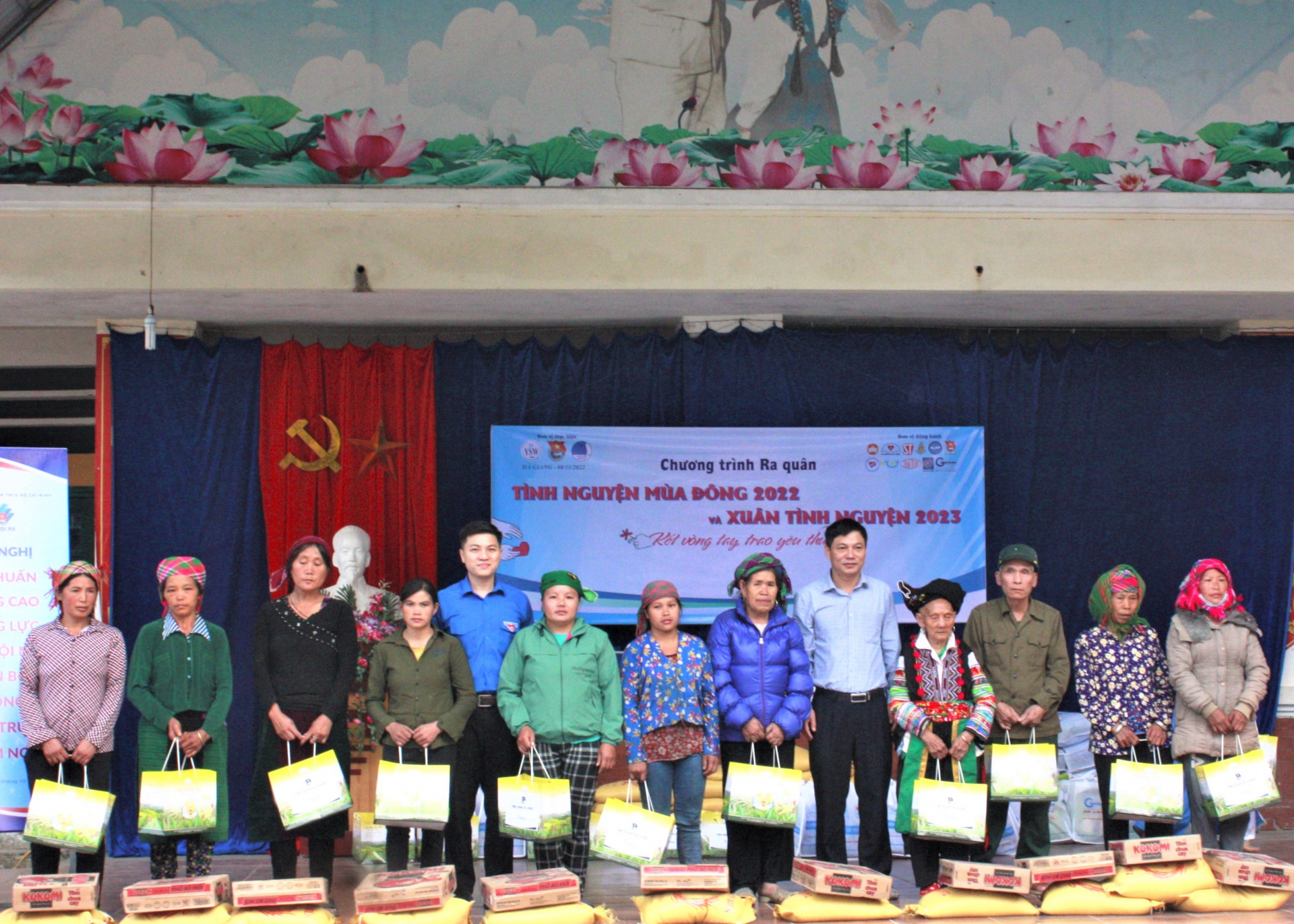 Lãnh đạo Tỉnh đoàn và Sở Y tế tặng quà cho các gia đình khó khăn trên địa bàn xã Cao Mã Pờ