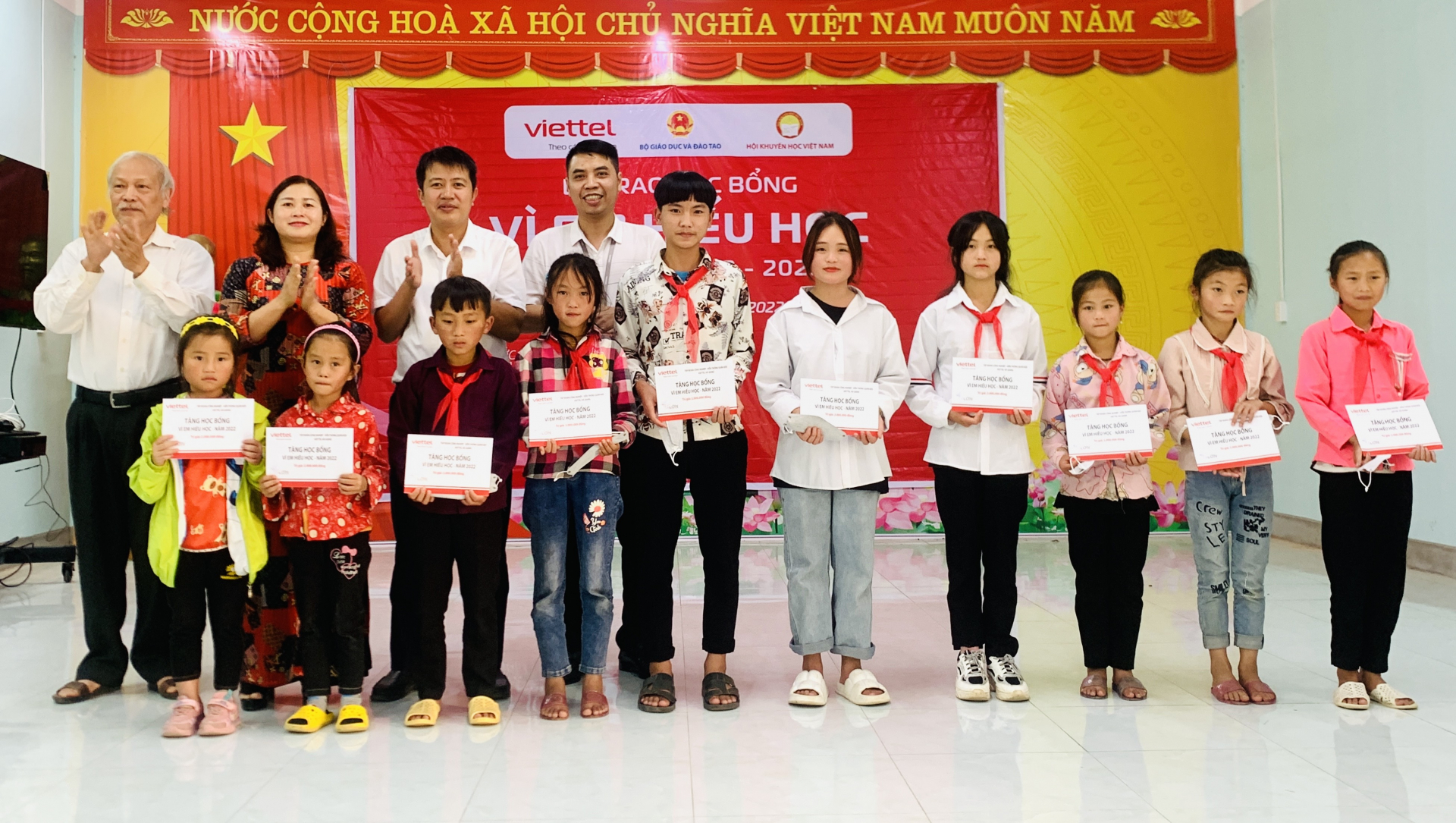 Đại diện các đơn vị trao học bổng cho học sinh có thành tích học tập tốt trên địa bàn huyện Vị Xuyên.
