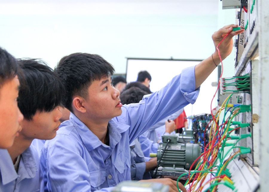 Giờ thực hành của học sinh lớp Điện, Trường Trung cấp Dân tộc Nội trú - Giáo dục thường xuyên Bắc Quang.