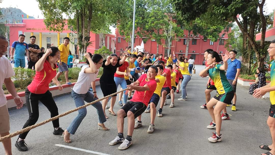 Các hoạt động thể thao diễn ra sôi nổi trong không khí vui tươi đón chào kỷ niệm 65 năm ngày thành lập Trường Chính trị và 40 năm ngày Nhà giáo Việt Nam 20/11