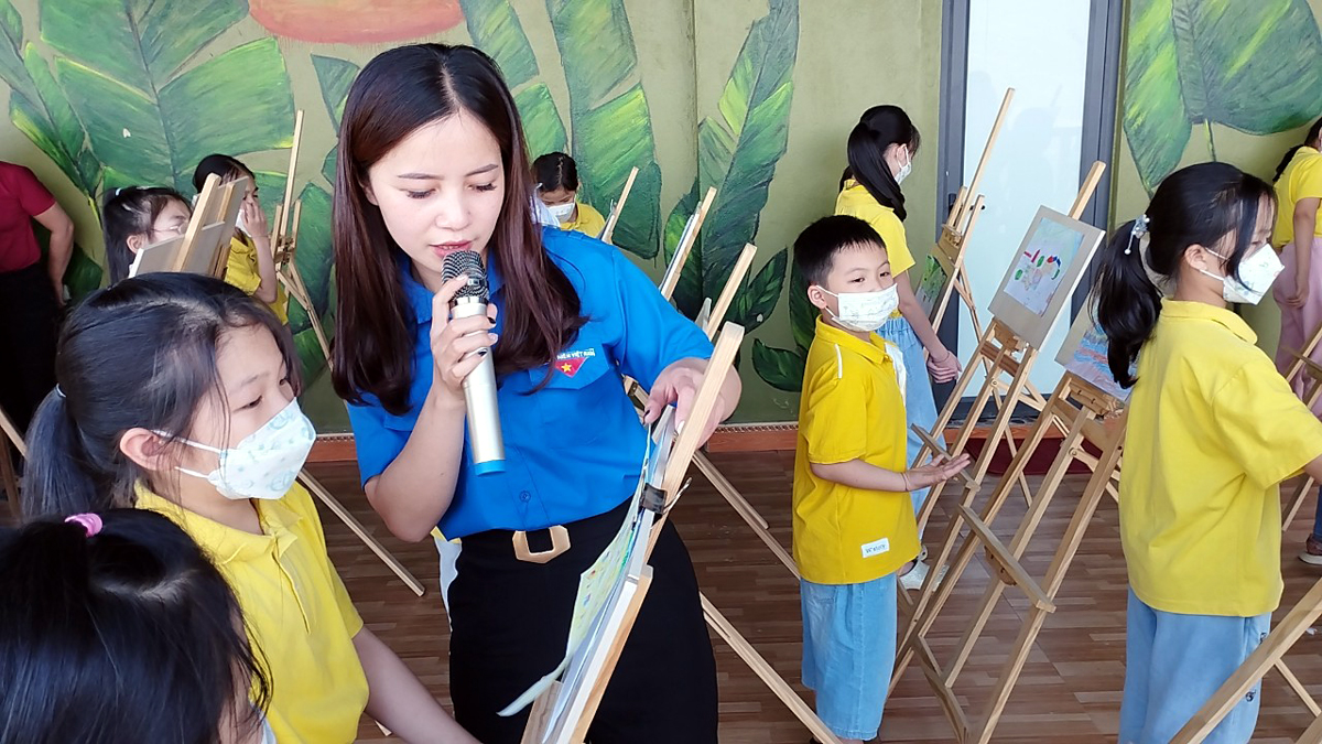 Cô Nguyễn Thị Huệ hướng dẫn các em học sinh thực hành vẽ tranh trong buổi sinh hoạt ngoại khóa.