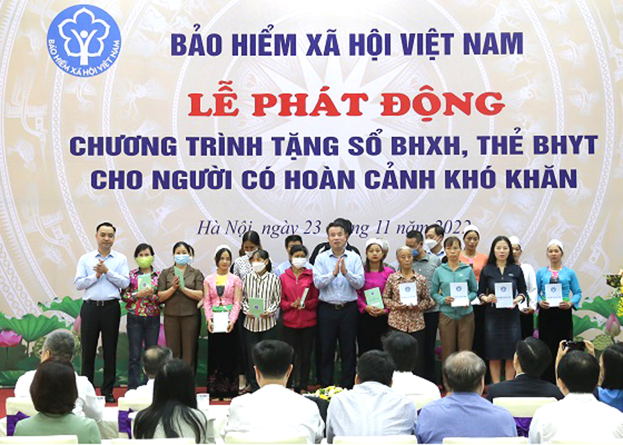 Lãnh đạo BHXH Việt Nam trao tặng sổ BHXH, thẻ BHYT cho người có hoàn cảnh khó khăn tại điểm cầu Hà Nội (Ảnh: BHXH Việt Nam)