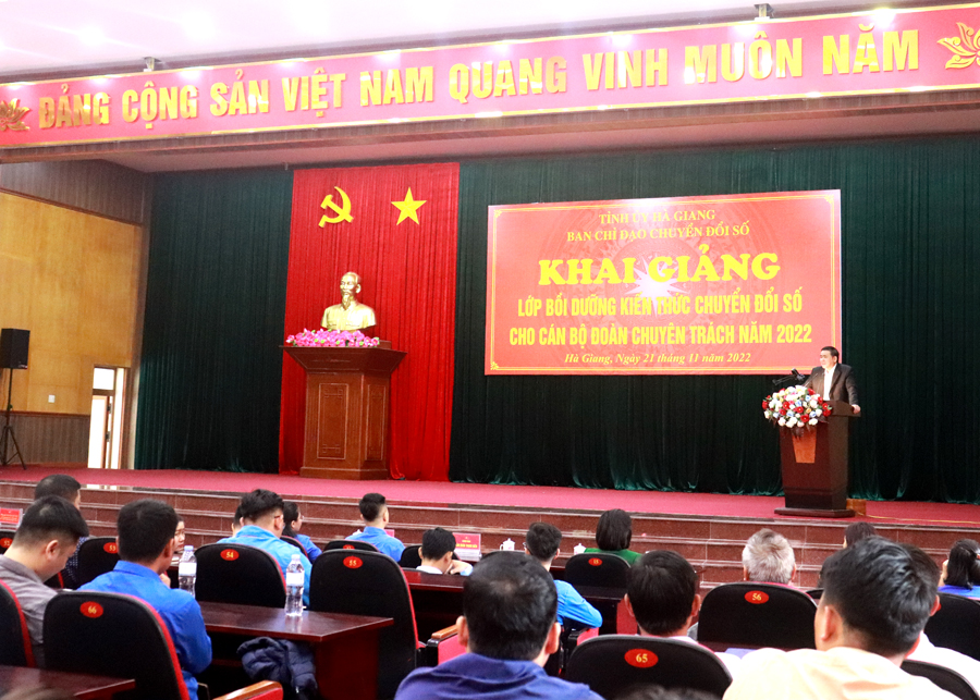 Đồng chí Nguyễn Văn Tuệ phát biểu tại lớp tập huấn