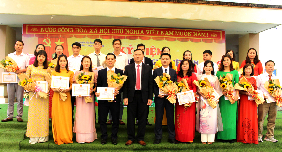 Trường Cao đẳng KT – CN tỉnh tôn vinh 22 nhà giáo tại Lễ kỷ niệm Ngày Nhà giáo Việt Nam
