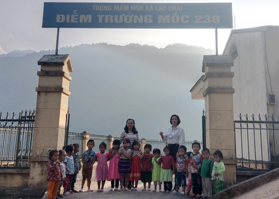 Cô trò điểm trường mốc 238 thôn Lùng Chư Phùng, Lao Chải (Vị Xuyên).