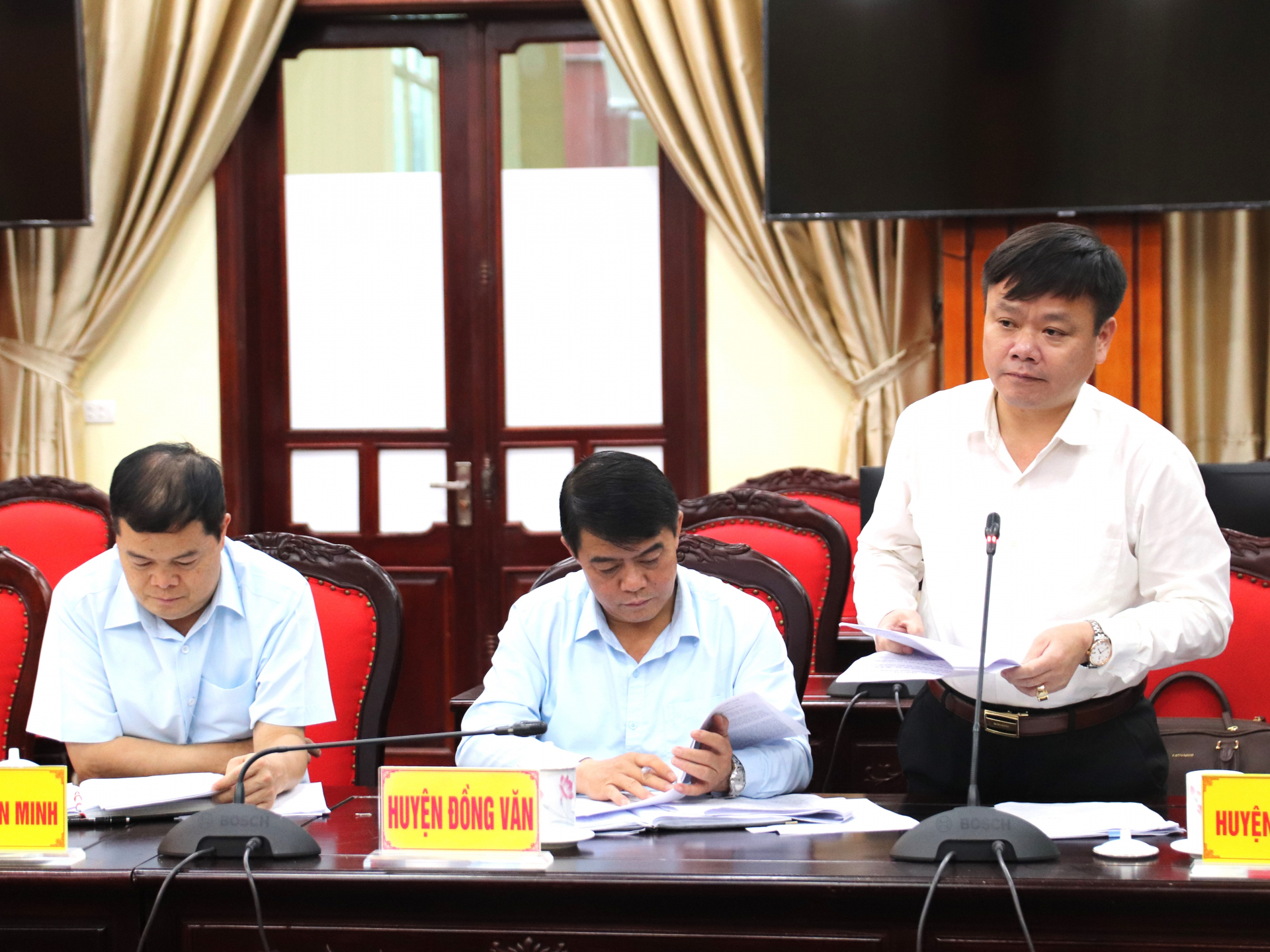 Chủ tịch UBND huyện Mèo Vạc Nguyễn Huy Sắc thảo luận tại hội nghị.
