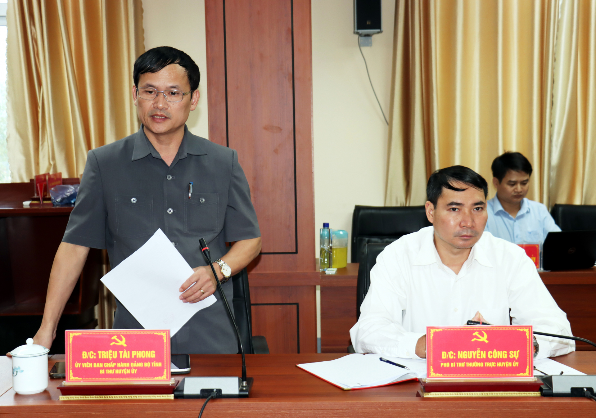 Bí thư Huyện ủy Quang Bình Triệu Tài Phong tham gia ý kiến tại buổi làm việc.