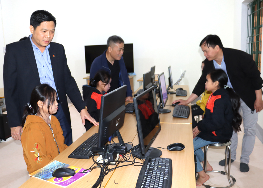 Các đại biểu tham quan phòng máy tính của nhà trường. 

