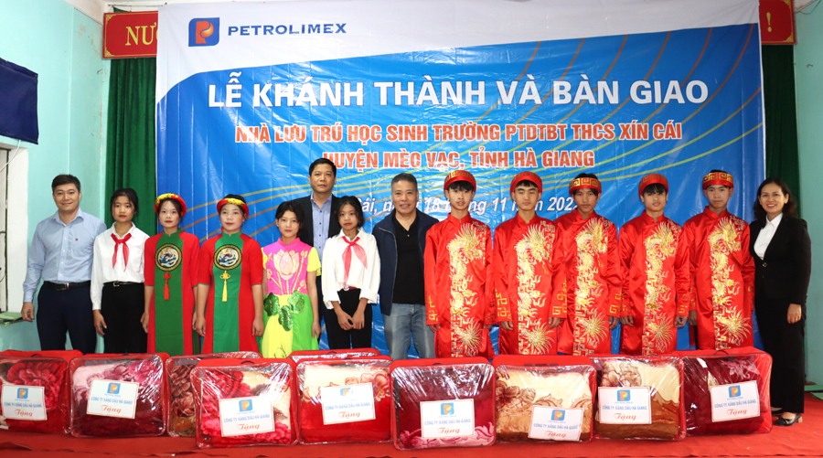 Lãnh đạo Công ty Xăng dầu Hà Giang tặng chăn ấm cho học sinh Trường Phổ thông Dân tộc Bán trú THCS xã Xín Cái.
