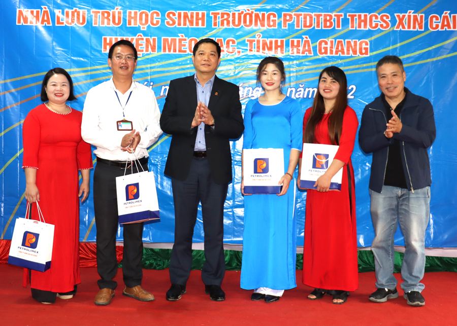 Lãnh đạo Công ty Xăng dầu Hà Giang tặng quà giáo viên nhà trường.

