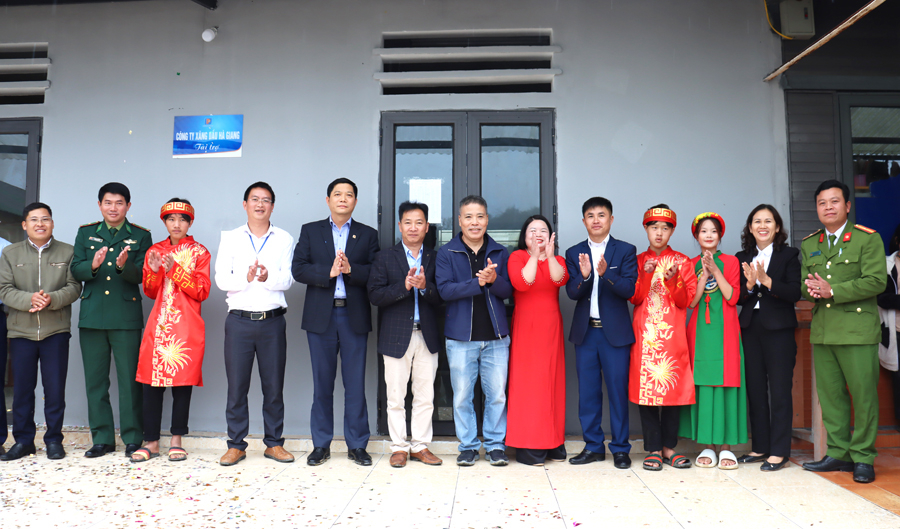 Các đại biểu và đại diện gia đình nhà giáo Vương Thái Linh dự khánh thành công trình nhà lưu trú cho học sinh Trường Phổ thông Dân tộc Bán trú THCS xã Xín Cái.
