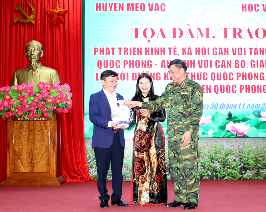 Thượng tướng Trần Việt Khoa, Giám đốc Học viện Quốc phòng tặng quà lưu niệm cho huyện Mèo Vạc.
