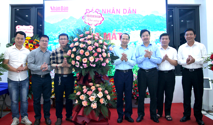 Phó Chủ tịch UBND tỉnh Trần Đức Qúy và đại diện các sở, ban, ngành tặng hoa chúc mừng.
