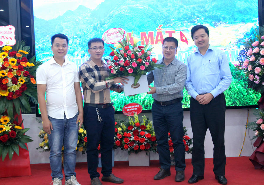 Lãnh đạo Báo Hà Giang tặng hoa chúc mừng.
