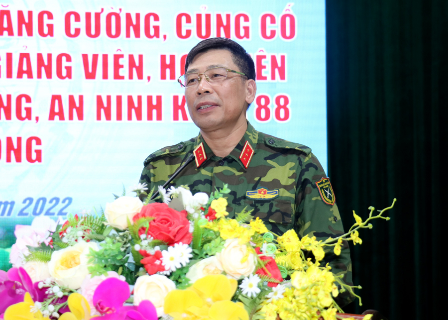 Thượng tướng Trần Việt Khoa, Giám đốc Học viện Quốc phòng phát biểu tại buổi làm việc với lãnh đạo huyện Mèo Vạc.
