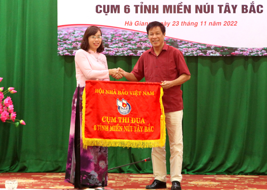 Hội Nhà báo tỉnh Hà Giang bàn giao đơn vị Cụm trưởng cho Hội Nhà báo tỉnh Vĩnh Phúc.
