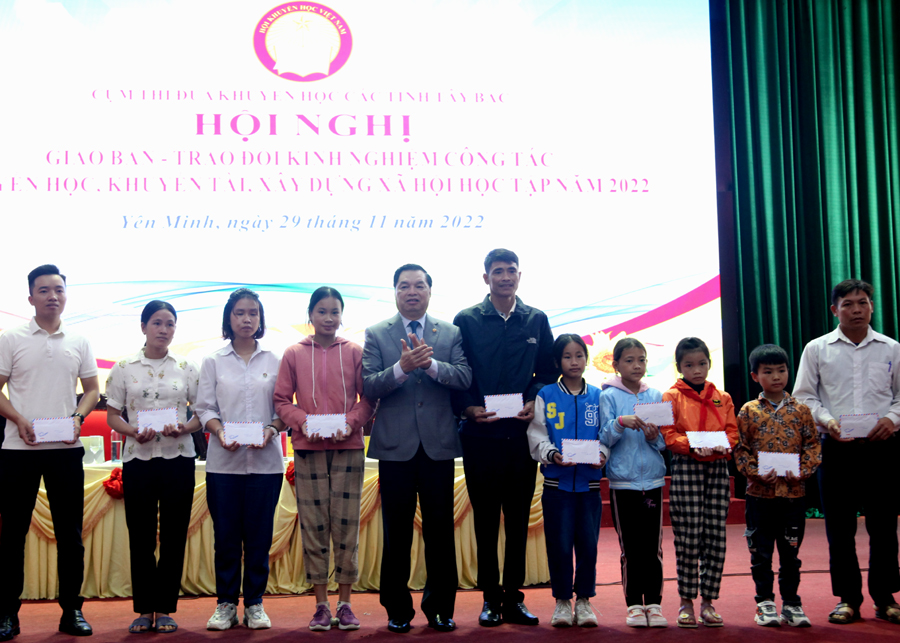 T.Ư HKH Việt Nam tặng 10 suất học bổng “Học không bao giờ cùng” cho các cá nhân học tập tiêu biểu trên địa bàn huyện Yên Minh.