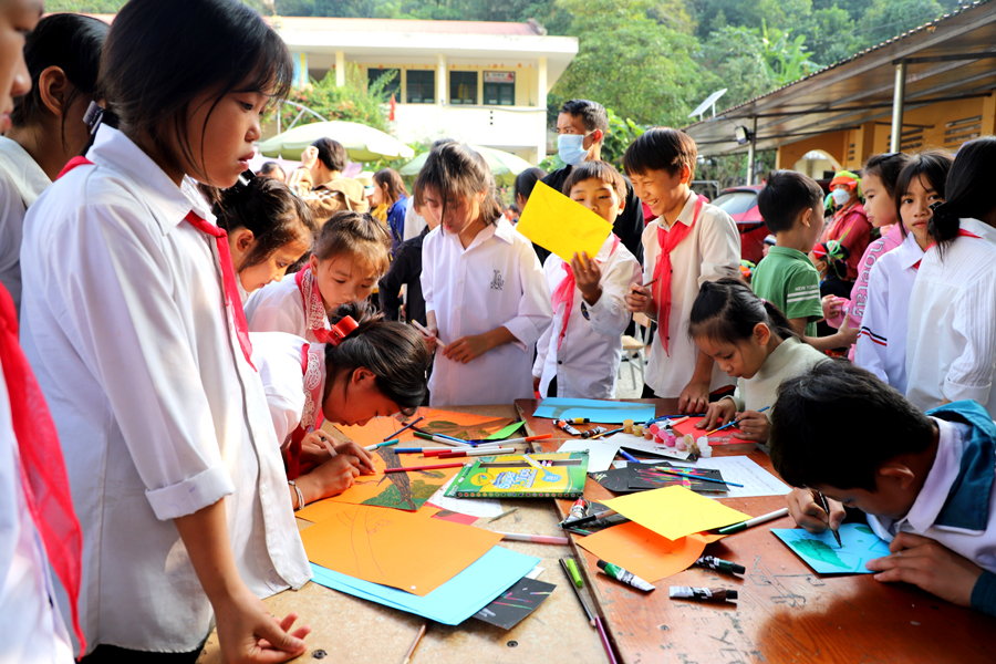 Các em học sinh tham gia vẽ tranh tại ngày hội.

