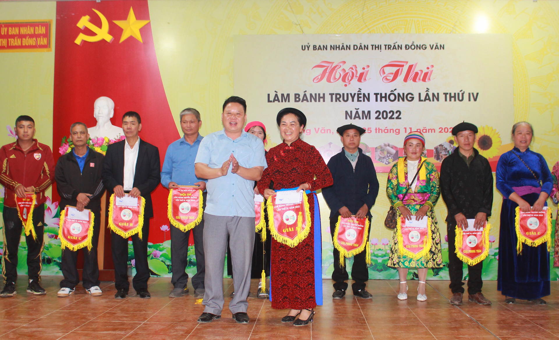 Lãnh đạo thị trấn Đồng Văn trao giải Nhất cho đội thi xuất sắc nhất