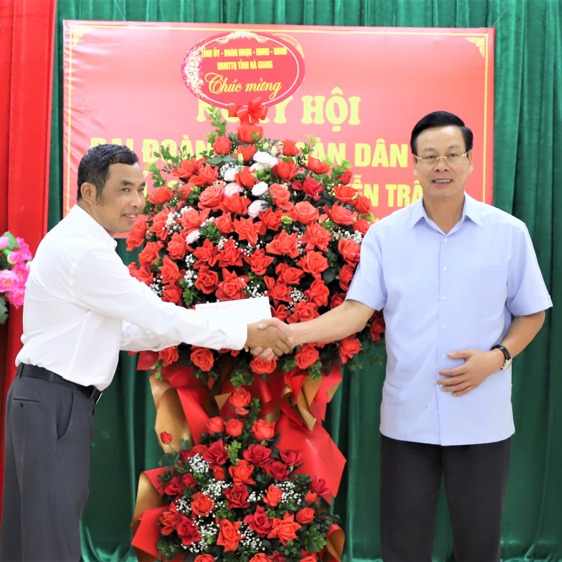 Chủ tịch UBND tỉnh Nguyễn Văn Sơn tặng hoa chúc mừng Ngày hội Đại đoàn kết tổ dân phố 12.