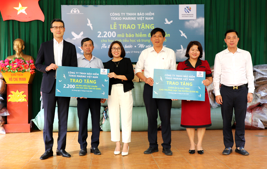 Đại diện Ủy ban ATDT Quốc gia và Công ty TNHH bảo hiểm Tokio Marine Việt Nam trao tặng quà cho 4 trường học của xã Lùng Tám và xã Cán Tỷ.

