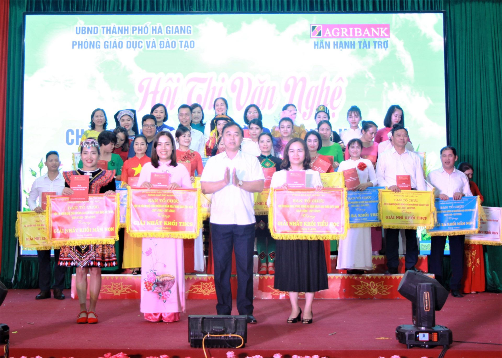 Lãnh đạo thành phố Hà Giang trao giải Nhất cho các trường học tại hội thi.