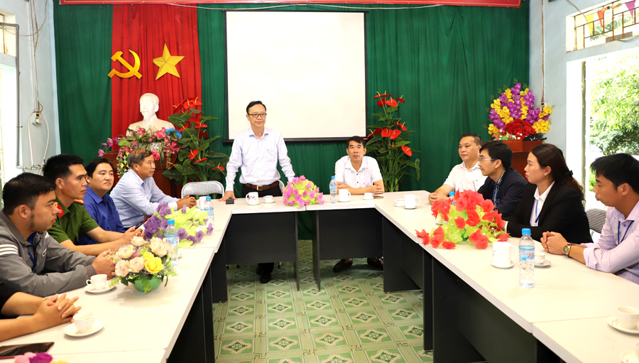 Phó Bí thư Thường trực Tỉnh ủy Thào Hồng Sơn gặp gỡ trò chuyện với các thầy cô giáo của 3 trường trên địa bàn xã Du Tiến.

