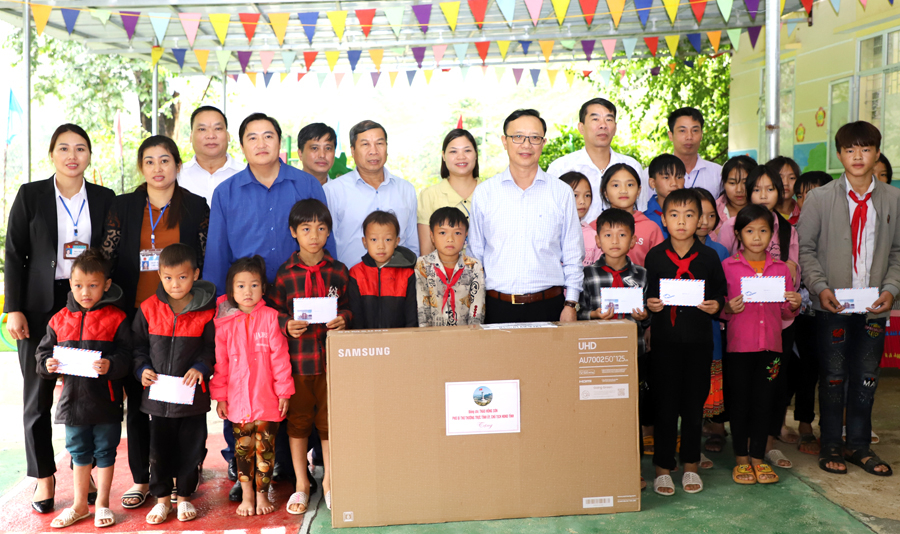 Đồng chí Thào Hồng Sơn cùng lãnh đạo huyện, MTTQ tỉnh trao quà cho các trường và các em học sinh nghèo.

