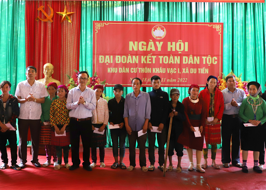 Đồng chí Thào Hồng Sơn và lãnh đạo huyện Yên Minh tặng quà cho các hộ nghèo.

