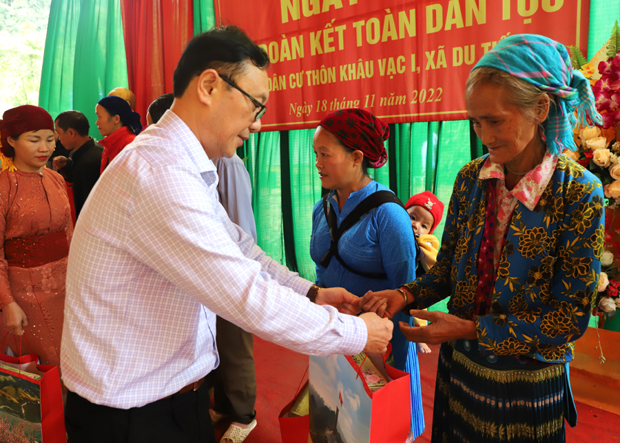 Đồng chí Thào Hồng Sơn, Phó Bí thư Thường trực Tỉnh ủy, Chủ tịch HĐND tỉnh trao quà cho các hộ khó khăn.

