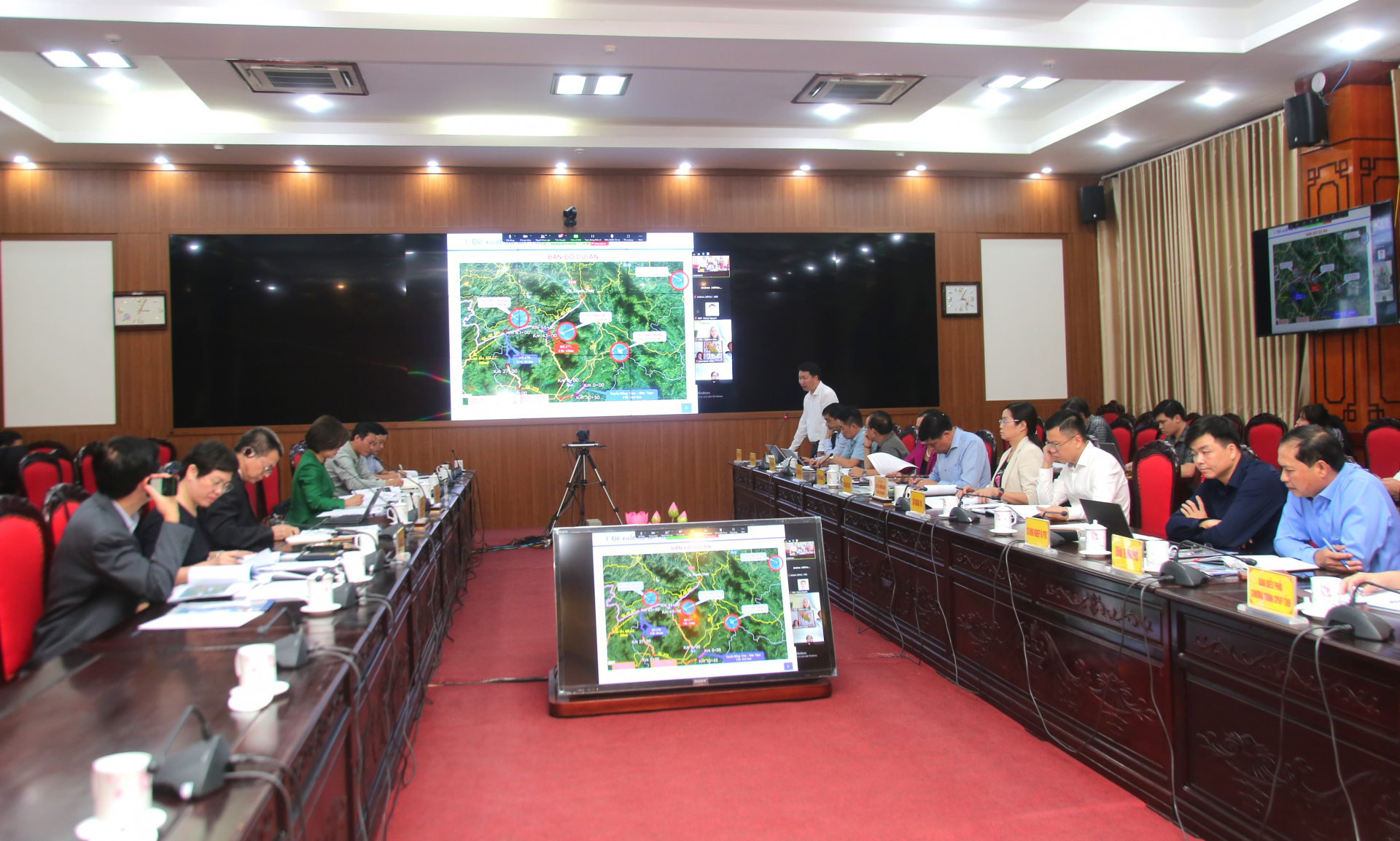 Đơn vị tư vấn giới thiệu dự án mới đề xuất về “Phát triển cơ sở hạ tầng thích ứng với biến đổi khí hậu để hỗ trợ sản xuất cho đồng bào dân tộc tỉnh Hà Giang” với đoàn công tác.