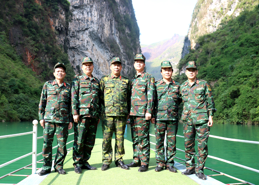 Thượng tướng Trần Việt Khoa, Giám đốc Học viện Quốc phòng trải nghiệm trên lòng hồ Thủy điện Nho Quế 1.

