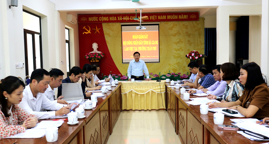 Phó Chủ tịch HĐND tỉnh Hoàng Văn Vịnh phát biểu kết luận tại buổi làm việc với phường Trần Phú.