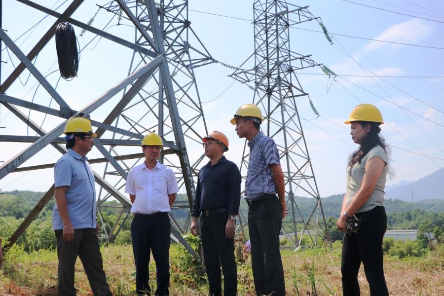 Ông Hoàng Trọng Hiếu (ngoài cùng bên trái) - Phó Chánh Văn phòng Ban Chỉ đạo Quốc gia về phát triển điện lực cùng đoàn công tác của EVN, EVNNPC kiểm tra tiến độ dự án xuất tuyến 110kV  sau TBA 220 kV Bắc Quang (Hà Giang). 