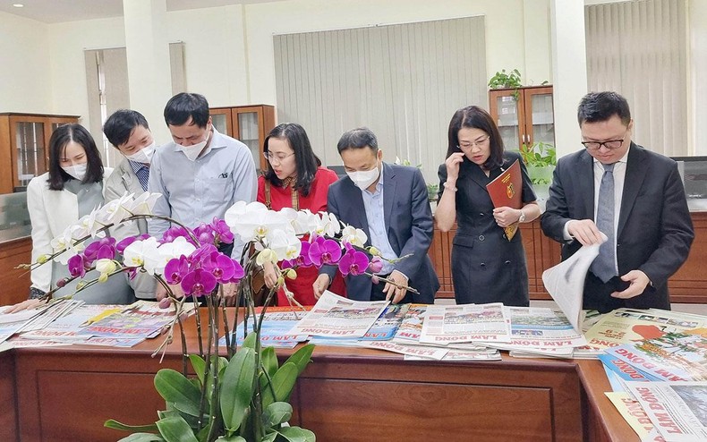 Đồng chí Lê Quốc Minh, Ủy viên Trung ương Đảng, Tổng Biên tập và đoàn công tác Báo Nhân Dân đến thăm tòa soạn báo Lâm Đồng. (Ảnh: MAI VĂN BẢO)