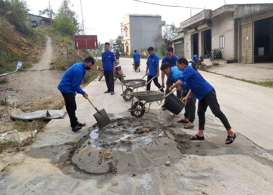 Đoàn viên, thanh niên xã Quảng Nguyên (Xín Mần) góp sức xây dựng nhà cho hộ nghèo.