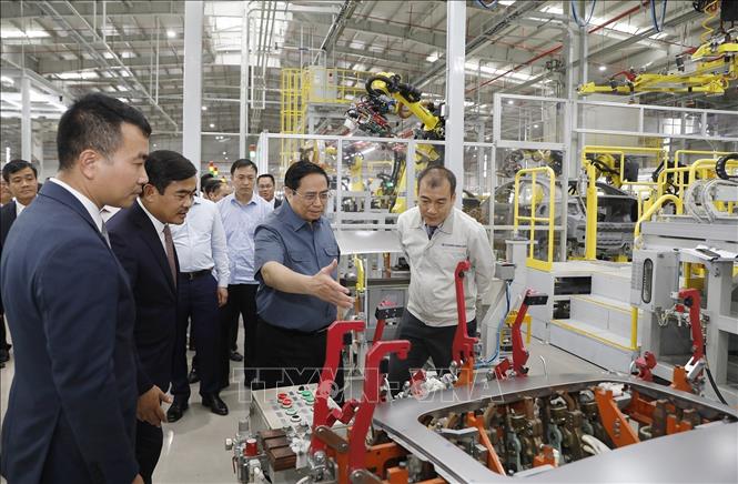 Thủ tướng Phạm Minh Chính tham quan dây truyền sản xuất, lắp ráp ô tô Hyundai Thành Công. 