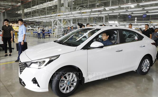 Thủ tướng Phạm Minh Chính lái thử ô tô do Hyundai Thành Công sản xuất, lắp ráp. 