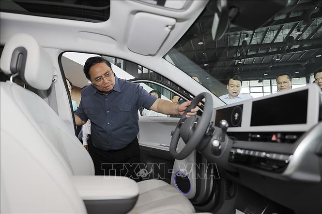 Thủ tướng Phạm Minh Chính xem mẫu xe điện do Hyundai Thành Công sản xuất và lắp ráp. 