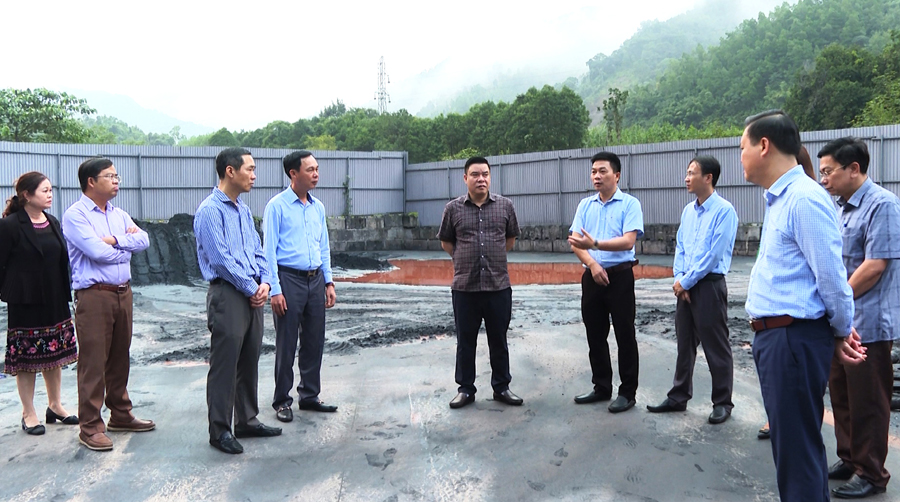 Phó chủ tịch Thường trực UBND tỉnh Hoàng Gia Long và lãnh đạo các sở, ngành kiểm tra điểm tập kết quặng tinh tại thôn Hòa Bắc, xã Thuận Hòa.

