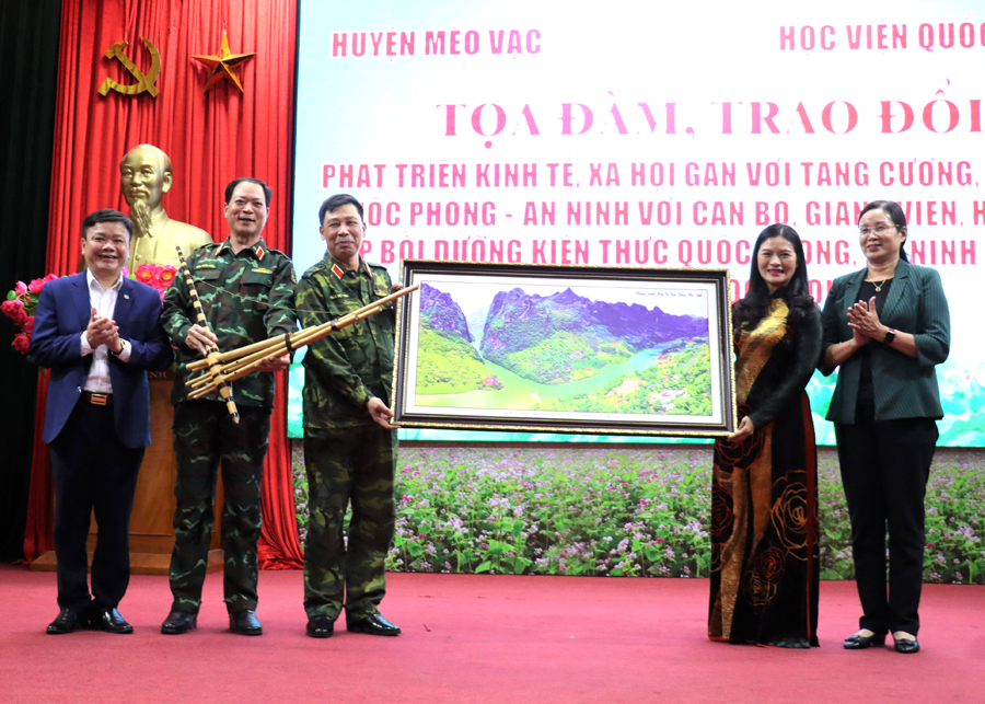 Lãnh đạo huyện Mèo Vạc tặng quà lưu niệm cho đoàn công tác.
