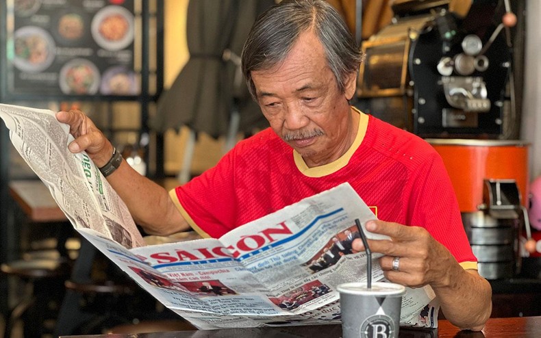 Bạn đọc với báo Sài Gòn Giải Phóng. (Ảnh: DŨNG PHƯƠNG)