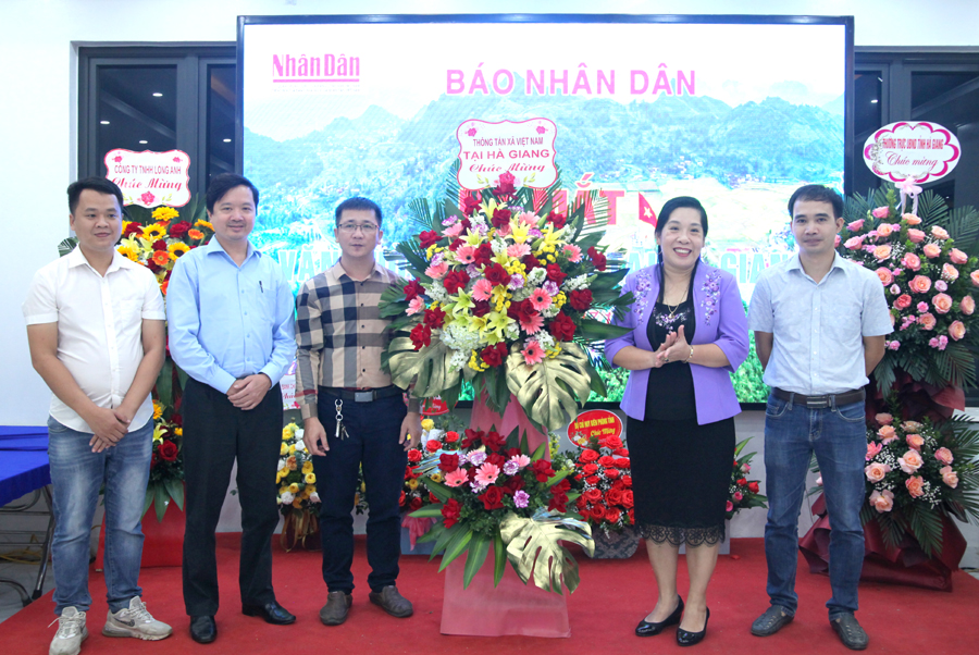 Cơ quan thường trú Thông tấn xã Việt Nam tại Hà Giang tặng hoa chúc mừng.
