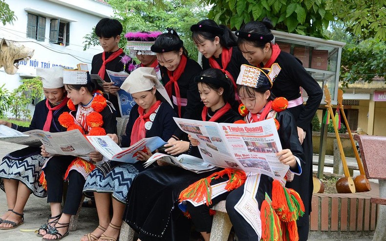 Giáo viên và học sinh Trường trung học phổ thông Na Hang đọc báo Tuyên Quang. (Ảnh: HUY HOÀNG)
